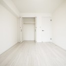 白を基調とした開放感ある3LDKの写真 洋室2
