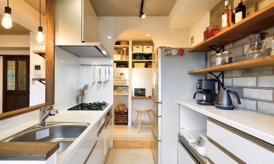 ネコと暮らす新しい住まい (清潔感のある白で統一されたキッチン)