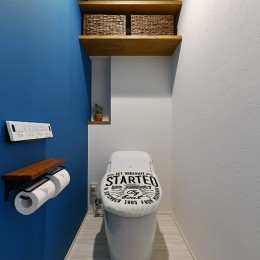 片面ブルーが斬新なトイレ (家事ラク！働くママのリノベーション)