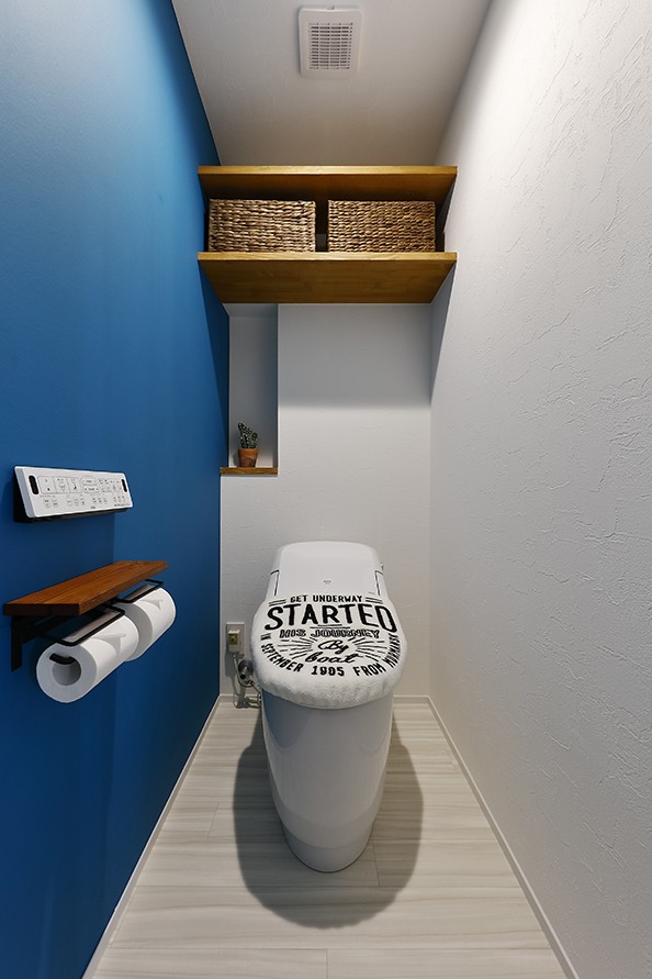 バス/トイレ事例：片面ブルーが斬新なトイレ（家事ラク！働くママのリノベーション）