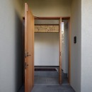 片瀬山の家〜相模湾を一望にするスキップフロアの家〜の写真 玄関