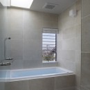 片瀬山の家〜相模湾を一望にするスキップフロアの家〜の写真 浴室