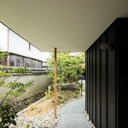 Hanare　-立体的な屋根形状の家- (ポーチ)