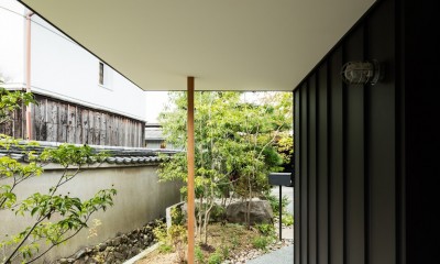 Hanare　-立体的な屋根形状の家- (ポーチ)