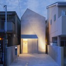 Imaike no ie　-狭小地に建つ家-の写真 夜景　外観