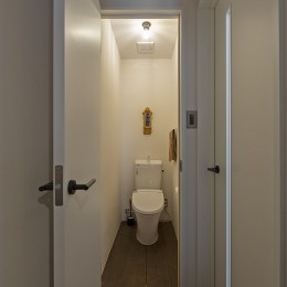 店舗と住居の兼ねた目をひくファサードの家 (トイレ)