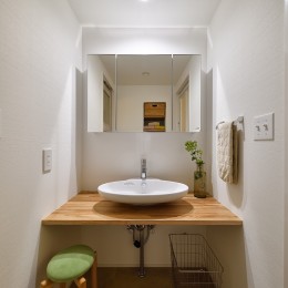 シンプルで美しい洗面室 (緑ゆたかな郊外へ　自然素材に囲まれた住まい)