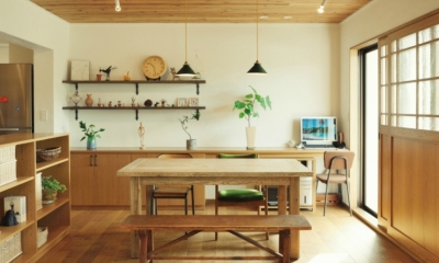 木製の家具、建具が温かい空間を演出｜herbal