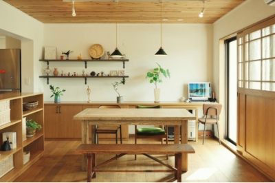 木製の家具、建具が温かい空間を演出 (herbal)