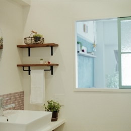 olive (飾り窓でリビングと繋がる洗面室)