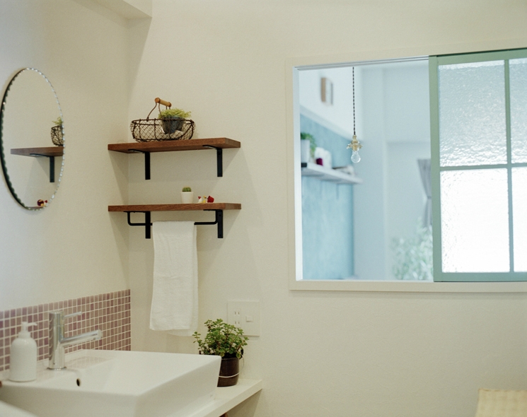 バス/トイレ事例：飾り窓でリビングと繋がる洗面室（olive）