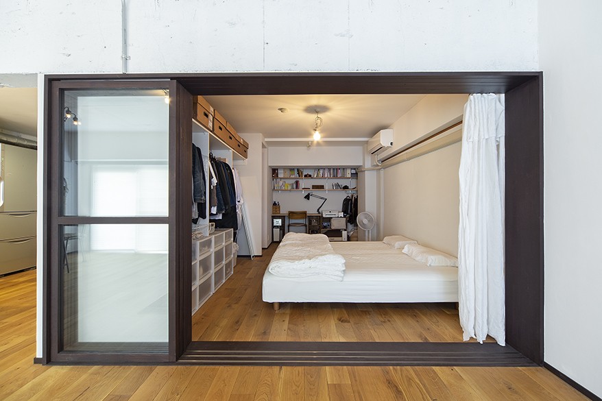 ベッドルーム事例：寝室+書斎スペース1（兵庫県Kさん邸：味のある自然素材の空間を見渡して心地よく）