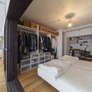 兵庫県Kさん邸：味のある自然素材の空間を見渡して心地よくの写真 寝室+書斎スペース２