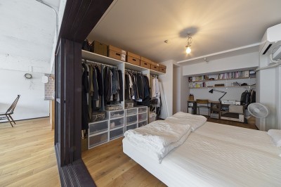 寝室+書斎スペース２ (兵庫県Kさん邸：味のある自然素材の空間を見渡して心地よく)