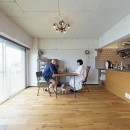 兵庫県Kさん邸：味のある自然素材の空間を見渡して心地よくの写真 ダイニング