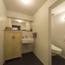 兵庫県Kさん邸：味のある自然素材の空間を見渡して心地よくの写真 洗面・トイレ