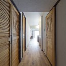 兵庫県Kさん邸：味のある自然素材の空間を見渡して心地よくの写真 無垢床の廊下