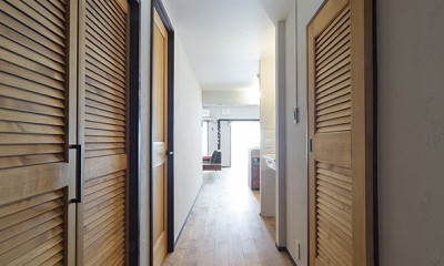 兵庫県Kさん邸：味のある自然素材の空間を見渡して心地よく (無垢床の廊下)