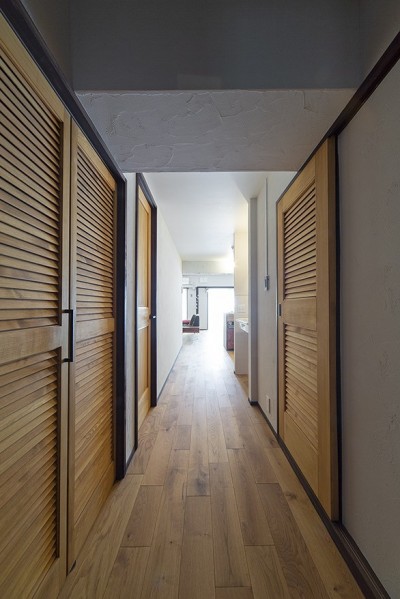無垢床の廊下 (兵庫県Kさん邸：味のある自然素材の空間を見渡して心地よく)