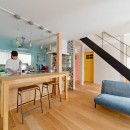大阪府Mさん邸：広い玄関土間やオープンなキッチンで明るくの写真 色使いの楽しいLDK