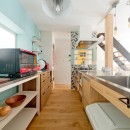 大阪府Mさん邸：広い玄関土間やオープンなキッチンで明るくの写真 造作キッチン