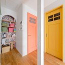 大阪府Mさん邸：広い玄関土間やオープンなキッチンで明るくの写真 アーチ型の収納棚