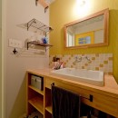 大阪府Mさん邸：広い玄関土間やオープンなキッチンで明るくの写真 洗面室も楽しい空間に