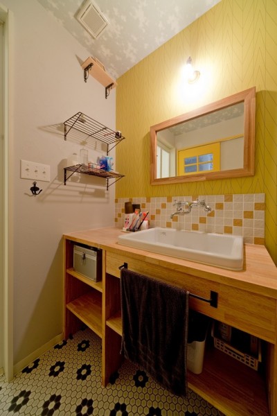 洗面室も楽しい空間に (大阪府Mさん邸：広い玄関土間やオープンなキッチンで明るく)