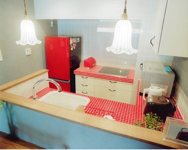 キッチン事例：赤いモザイクタイルキッチン/全体（lattice）