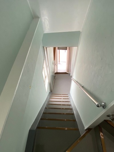 部屋とのつながりを持つ壁の色 (築50年のビル改装、ワンフロアの改装後の階段リフォーム)