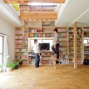 兵庫県Kさん邸：吹抜け一面に、本棚をの写真 壁一面の本棚