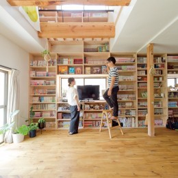 兵庫県Kさん邸：吹抜け一面に、本棚を-壁一面の本棚