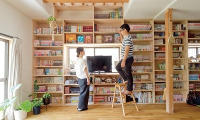 兵庫県Kさん邸：吹抜け一面に、本棚を