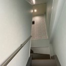 築50年のビル改装、ワンフロアの改装後の階段リフォームの写真 階段を上っていくうちに見えてくるアクセントウォール