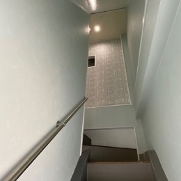 築50年のビル改装、ワンフロアの改装後の階段リフォーム (階段を上っていくうちに見えてくるアクセントウォール)