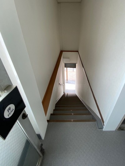 1階～2階はシンプルに。白の壁になっています。 (築50年のビル改装、ワンフロアの改装後の階段リフォーム)