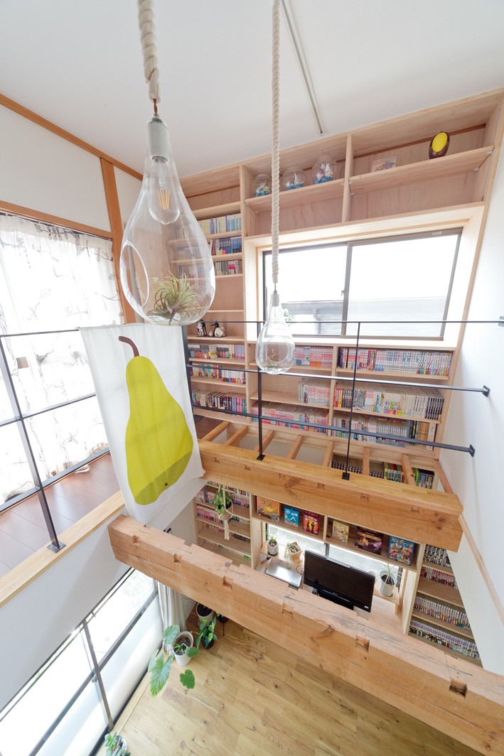 a.design (エ－デザイン）「兵庫県Kさん邸：吹抜け一面に、本棚を」