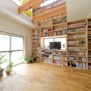 兵庫県Kさん邸：吹抜け一面に、本棚をの写真 壁一面の本棚 １階