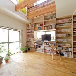 壁一面の本棚 １階 (兵庫県Kさん邸：吹抜け一面に、本棚を)