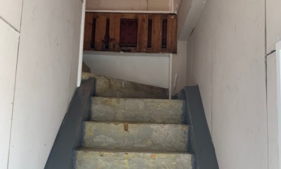 築50年のビル改装、ワンフロアの改装後の階段リフォーム (リフォーム前の様子　その2)
