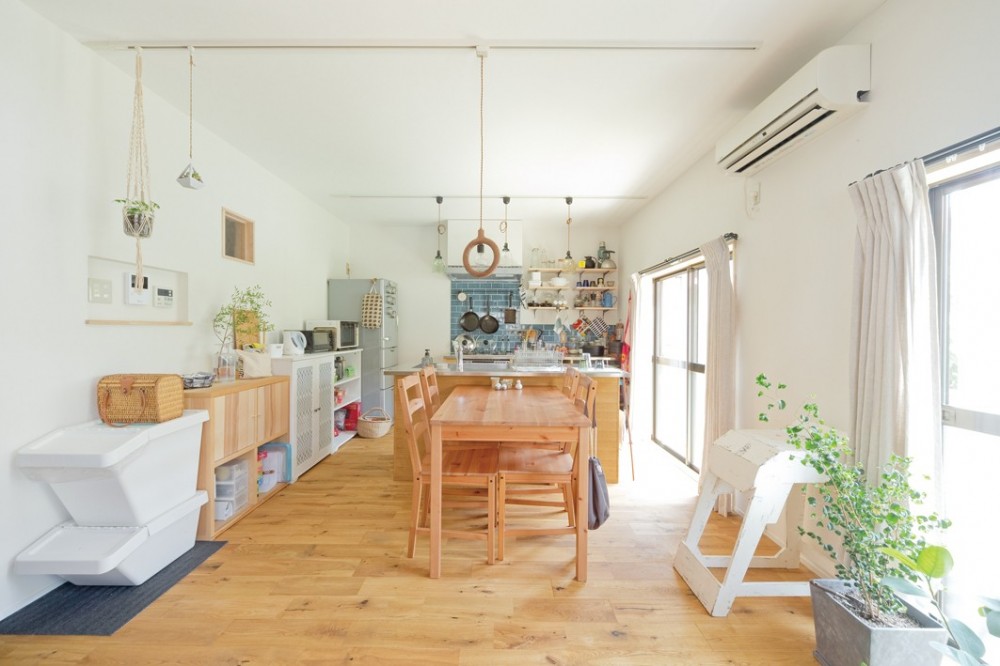 兵庫県Kさん邸：吹抜け一面に、本棚を (庭に面した明るいキッチン)