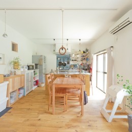 兵庫県Kさん邸：吹抜け一面に、本棚を (庭に面した明るいキッチン)