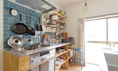 兵庫県Kさん邸：吹抜け一面に、本棚を (キッチン)