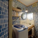 兵庫県Kさん邸：吹抜け一面に、本棚をの写真 ブルーが基調の洗面室