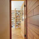 兵庫県Kさん邸：吹抜け一面に、本棚をの写真 廊下