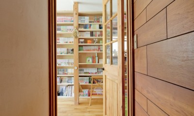 兵庫県Kさん邸：吹抜け一面に、本棚を (廊下)