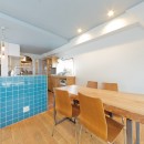 大阪府Kさん邸：水回りを移動し、スキップフロアの広々LDKにの写真 ブルーのタイルが主役のキッチン
