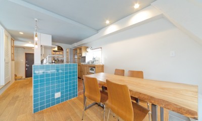 大阪府Kさん邸：水回りを移動し、スキップフロアの広々LDKに (ブルーのタイルが主役のキッチン)