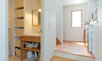 大阪府Kさん邸：水回りを移動し、スキップフロアの広々LDKに (階段・洗面室)
