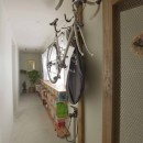 猫とくつろぐ長い廊下の家の写真 自転車